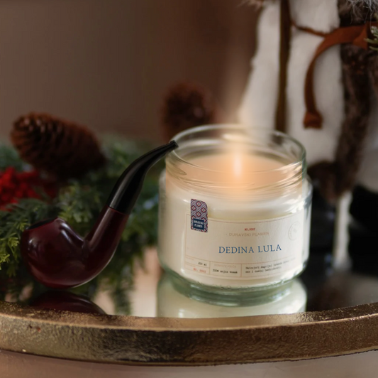 Mirisna sojina sveća Dedina Lula iz kolekcije Ususkani Dani brenda Dunavski Plamen – ručno pravljena sveća sa toplim mirisom duvana i drveta, evocira uspomene na dedinu lulu i praznične zimske dane.