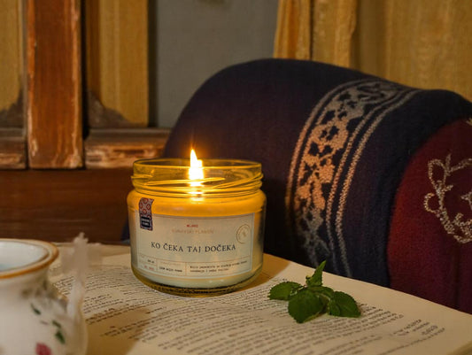 KO ČEKA, TAJ DOČEKA – SOJINA SVEĆA SA MIRISOM PEPERMINTA