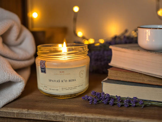 SPAVAŠ K’O BEBA – SOJINA MIRISNA SVEĆA SA MIRISOM LAVANDE