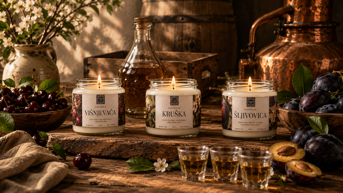 Poklon set Duh Rakije, sveće Šljivovica, Višnjevača i Kruška na drvenom stolu