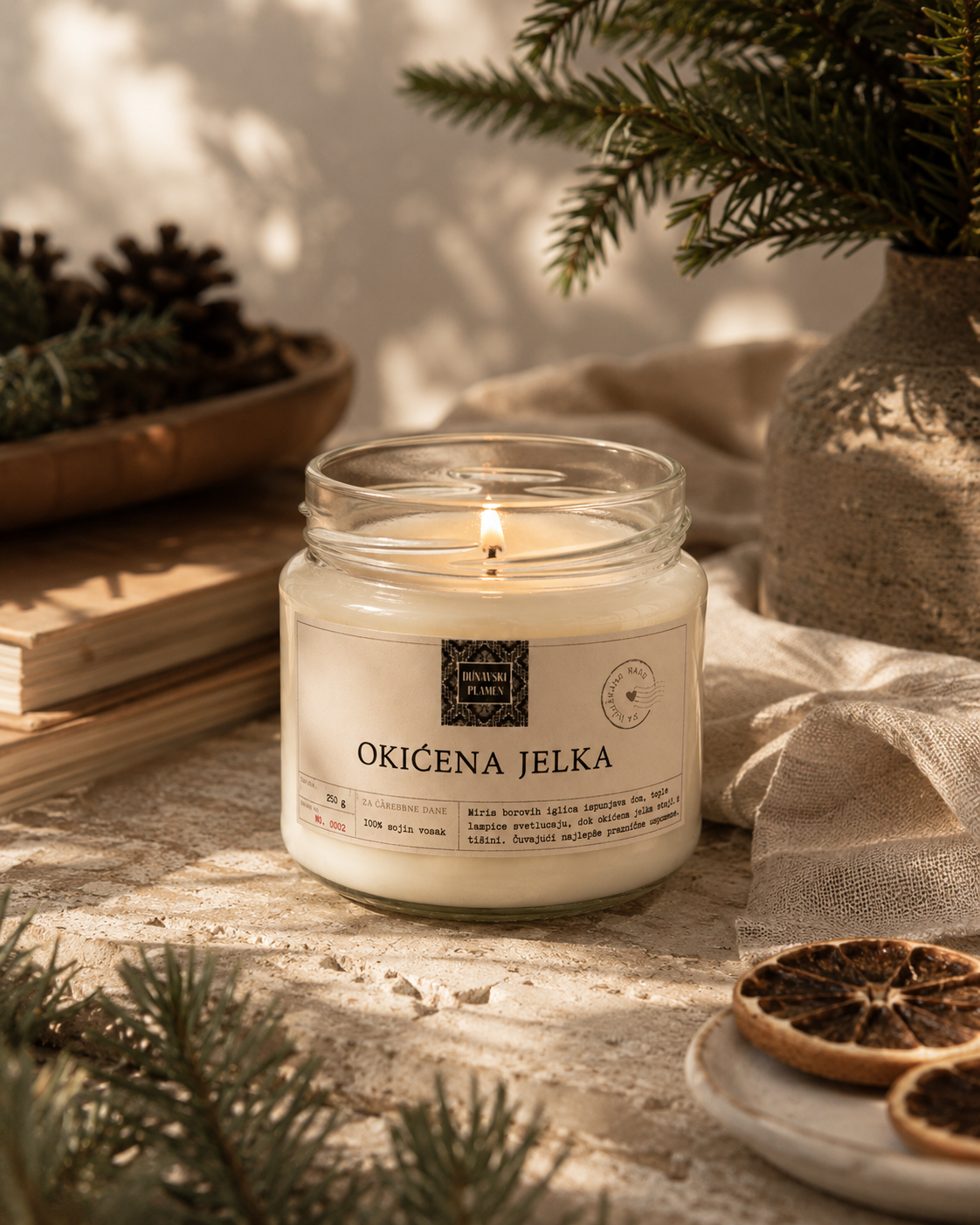 Sveća Okićena jelka sa mirisom jelke, borove smole i cimeta – 250 g